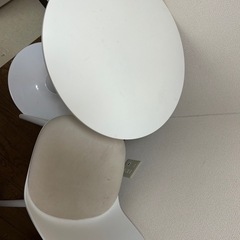 テーブルと椅子セットの画像