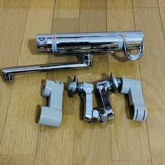 ホワイト シャワーヘッド 温度調整機能付きの画像