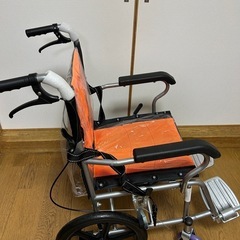 新品未使用　　車椅子
の画像