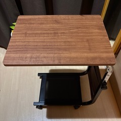 サイドテーブル、キャスター付の画像