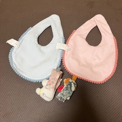 ムーミン　MOOMIN BABYポンポンスタイ　よだれかけ　
と　おもちゃ　ラトルの画像