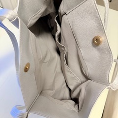 シルバーのトートバッグの画像