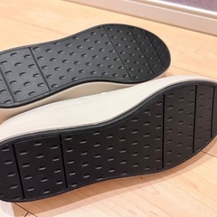 【新品・未使用】UNIQLO ベージュ キャンバス スニーカー 24cmの画像