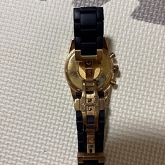 アルマーニ時計ゴールド&ブラックの画像