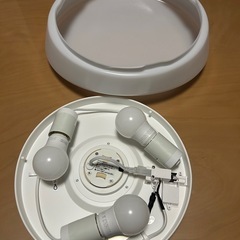 IKEA シーリングライト 暖色電球3つおまけ の画像