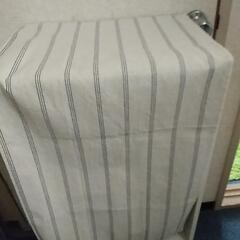 カラーボックスとカーテンの画像
