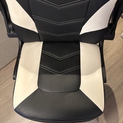 美品　APEX ゲーミングチェア PCチェア シンプル ハイクオリティ ホワイト　座面が広く椅子の上であぐらをかける　高さ調整可能の画像