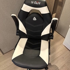 美品　APEX ゲーミングチェア PCチェア シンプル ハイクオリティ ホワイト　座面が広く椅子の上であぐらをかける　高さ調整可能の画像
