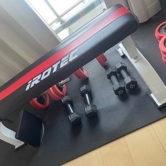 iROTEC ダンベル、フラットベンチ、トレーニングマットのセットの画像