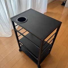 パソコンデスクと椅子のセットの画像