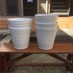 陶器、プラスチックの鉢です
の画像