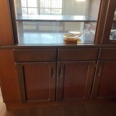 カリモク　食器棚の画像