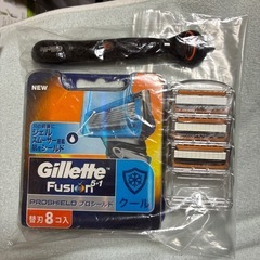 旧パッケージGillette ProShield 替刃8個+3個+本体の画像