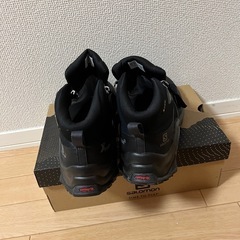 Salomon ミッドカット トレイルシューズ（ブラック）の画像