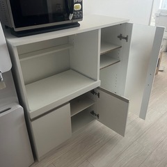 【美品・値上げ交渉可】レンジ台・食器棚の画像