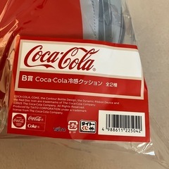 タイトーくじ　コカコーラ B賞 冷感クッション　E賞 缶バッチ&ステッカーの画像