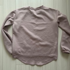 くすみピンクのスポーツウェアの画像