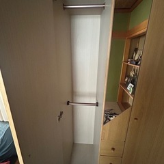 コートなども収納可能な洋服タンスの画像