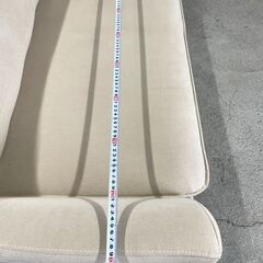 【良品】二人掛けソファー 白系 足つき コンパクト お洒落 人気 早い者勝ち 引取歓迎 配送OKの画像