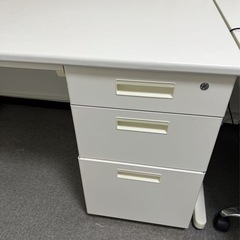 【オフィス移転のため】椅子・机セット（3セット）＆棚（2つ）お譲りします！【美品】の画像