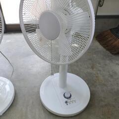 扇風機2台プラス卓上、クリップ扇風機セットの画像
