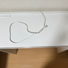 コンセント付きテーブルの画像