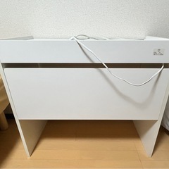 コンセント付きテーブルの画像