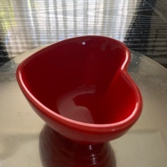 中古品 ハート型の赤い陶器の画像