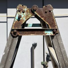 △ 脚立 きゃたつ メーカー不明 高さ 202cm 最大幅 134cm 奥行 64cm 汚れサビあり 現状渡しの画像