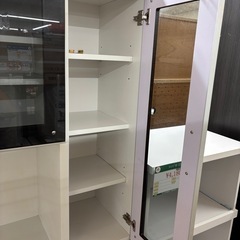 ★961 (食器棚お探しの方必見)　食器棚　黒×白　ハガレあり　【リサイクルマート鹿児島宇宿店】の画像
