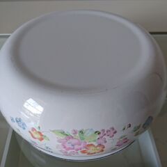 【無料】【美品】ホーロー両手鍋 透明ガラス蓋つき 花柄 昭和レトロ　※受付終了になっていない限りは気長に募集中の画像