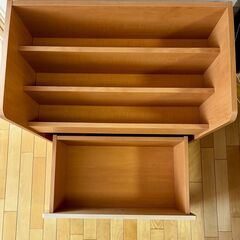 絵本ラック（おもちゃが入れられる引き出しがついています）の画像