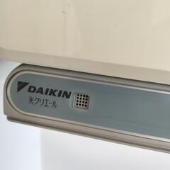 ダイキン 空気清浄機 ACM75F-W 壁掛けにもできるフック付いてます。の画像