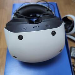 PlayStation VR2 本体とコントローラー　スタンド付の画像