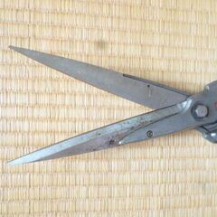 プロがつかっていた使用感ありありの軽量刈り込みバサミです♪の画像