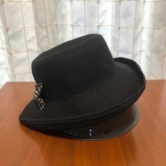 バックにリボンのある黒い帽子の画像