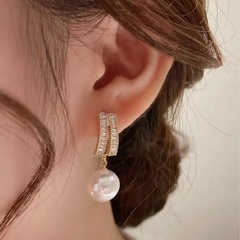 両耳ピアスの画像
