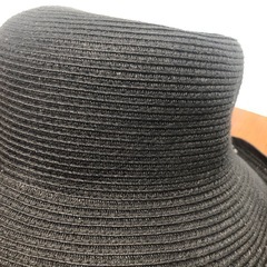 バックにリボンのある黒い帽子の画像