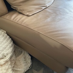 奥だけでこなれる！三人がけのソファーの画像