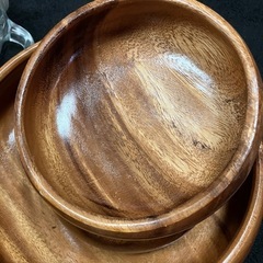 木の食器とガラス瓶の画像
