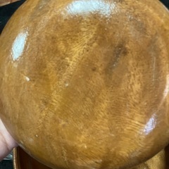 木の食器とガラス瓶の画像