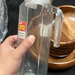 木の食器とガラス瓶の画像