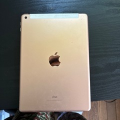 iPad 第6世代　　au 32GB
の画像