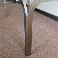 ガラス天板のローテーブルの画像