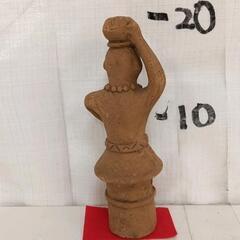 0728-029 陶器のはにわ　水を汲む女の画像