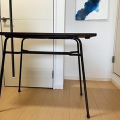 アンティークテーブルの画像