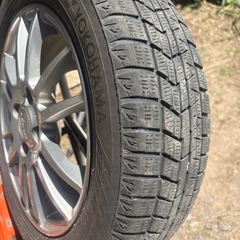 アルミホイールとタイヤの画像