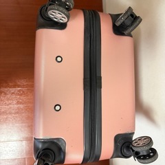 130サイズピンクのスーツケースの画像