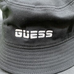 GUESS ゲス バケットハット キャップ 帽子 ブラックメンズレディース　ワンサイズFREE　美品　コットン100％たためる帽子の画像