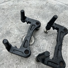 ミツビシ自動車　フロントディスクサポートキャリパー「4605A102」左右セットの画像